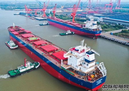 扬州中远海运重工首制两艘82000吨散货船顺利出坞