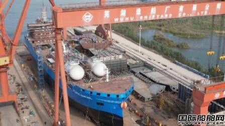 芜湖造船厂首制21500吨沥青油船下水