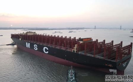  扬子江船业首批2艘24000TEU集装箱船同日出坞,