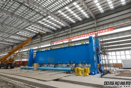  中国船舶长兴造船基地二期工程首台大型设备完成安装,
