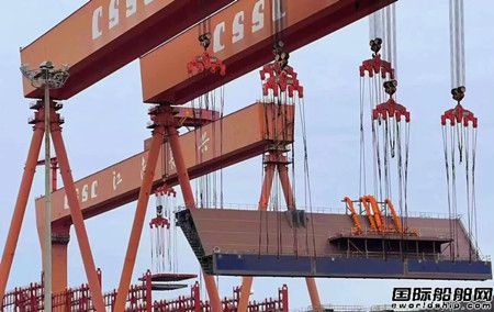 沪东中华完成LNG船集气平台及斜壁管总段实船预装