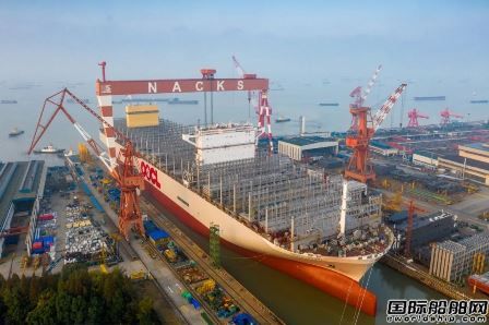  南通中远海运川崎首制24000TEU集装箱船下水,