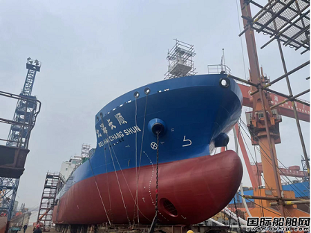 芜湖造船厂建造首艘5000吨级原油船下水