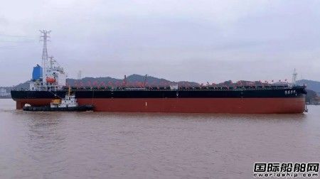  海东造船厂建造47000吨散货船“鸿盛奋进”轮下水,