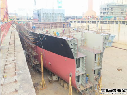  青岛造船厂2艘500TEU级集装箱船完成主船体合拢,