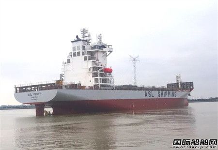  黄埔文冲为亚海航运建造1900TEU集装箱船2号船出坞,