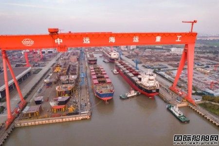 扬州中远海运重工两艘82000吨散货船顺利出坞