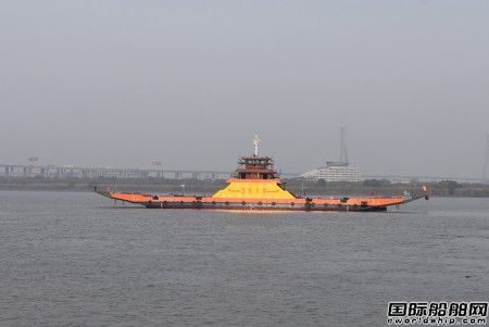  镇江船厂一艘60m电力推进车客渡船顺利下水,