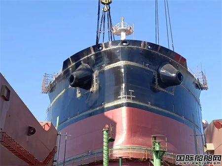  舟山中远海运重工提前实现首制63600吨散货船主船体成型,