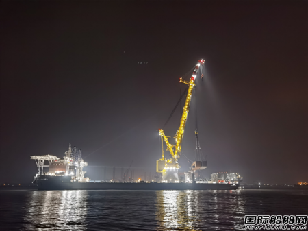 招商工业海门基地重吊船完成5000T全回转主吊机吊重试验