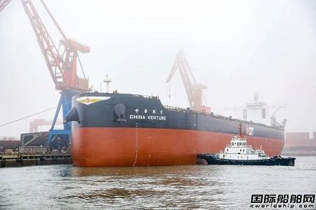 冲刺开门红！青岛北海造船两艘21万吨散货船同日出坞