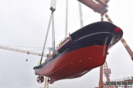  镇江船厂一艘3676kW消拖两用全回转拖船吊装下水,
