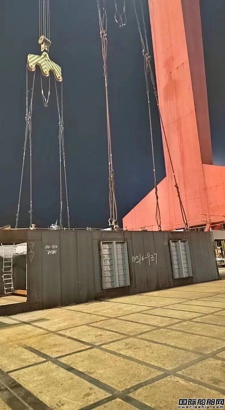 外高桥海工两艘集装箱船上建总组顺利开工