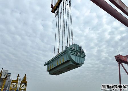 创纪录！外高桥造船两艘首制7000TEU集装箱船主机吊装完毕