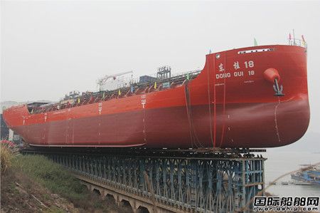 川船重工建造7450吨不锈钢化学品船1号船顺利下水,