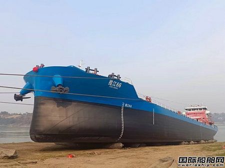 四川省首艘垂型艏大型化船舶下水