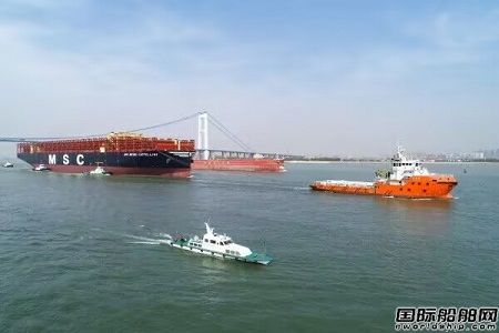 全球最大集装箱船“鑫福104”轮顺利拖带出江