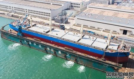 一船下水一船铺底！大连中远海运重工两艘68000吨纸浆船完成节点