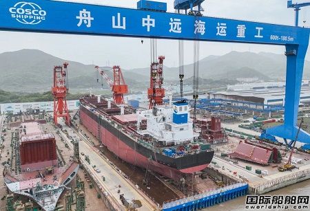 舟山中远海运重工63600吨散货船完成90A总段整体吊装