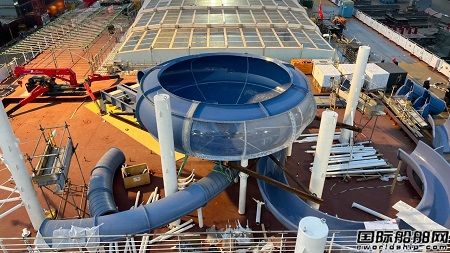 外高桥造船首制国产大型邮轮水公园滑道吊装开始
