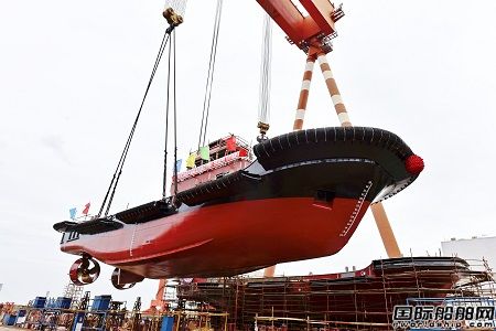 镇江船厂4020kW全回转拖船顺利吊装下水