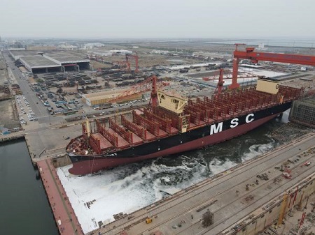 大船天津建造16000TEU集装箱船首制船出坞