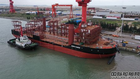  中船广西首艘万吨级船舶103米过驳平台船顺利下水,