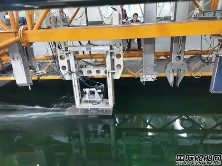 振华重工自建3万吨级甲板运输船项目完成船模水池试验,