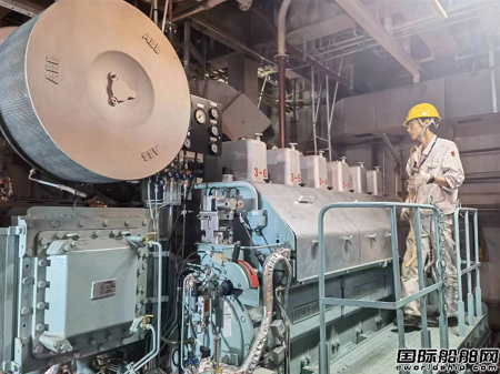 厦船重工为德翔海运建造首制2900TEU集装箱船主发电机动车