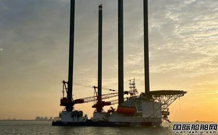  招商工业海门基地两艘第四代风电安装船出江试航,