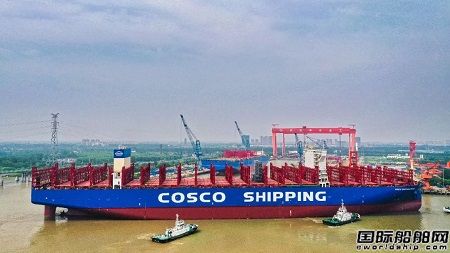 扬州中远海运重工首制14000TEU集装箱船顺利出坞