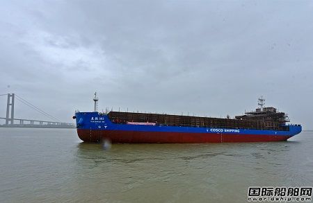镇江船厂12000DWT甲板货船顺利下水