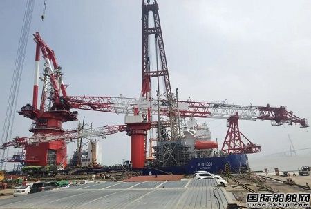 南通振华重装完成“海峰1001”风电安装平台起重机总装