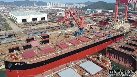 北海造船两艘21万吨双燃料散货船首制船顺利出坞