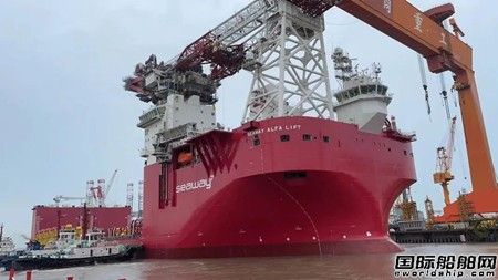 招商工业海门基地建造48000吨重吊运输船交付离厂