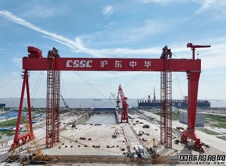 沪东中华新建700吨门式起重机整体提升顺利完成