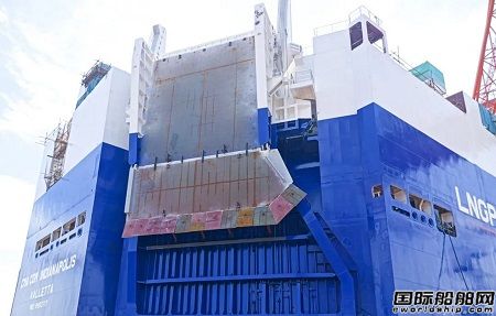 威海金陵首制7000车双燃料滚装船大型艉门吊装定位完工