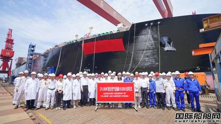  双龙入海！沪东中华同日完成两船出坞两船起浮,