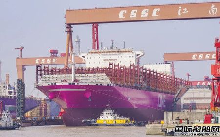  双龙入海！沪东中华同日完成两船出坞两船起浮,