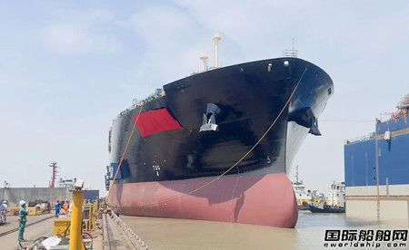  双龙入海！沪东中华同日完成两船出坞两船起浮,