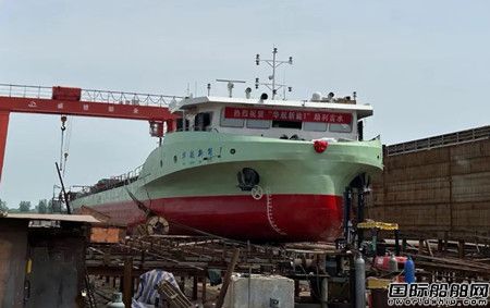  盛懋船业建造湖北首艘120标箱纯电动集装箱船下水,
