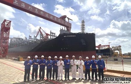 外高桥造船7000TEU集装箱船H1557船出坞,