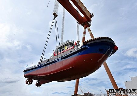 镇江船厂3236kW全回转拖轮顺利吊装下水