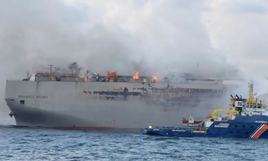  大火烧了三天三夜，救援人员无法登船，恐沉没！,