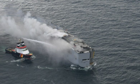  大火烧了三天三夜，救援人员无法登船，恐沉没！,
