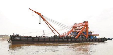 长江湖北段首艘千吨级工程船下水