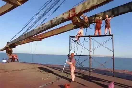 曾有二副看吃水落水遇难——高空、舷外作业，做好防护很重要！