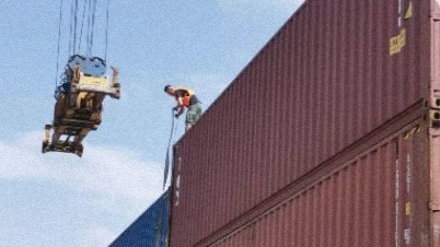  曾有二副看吃水落水遇难——高空、舷外作业，做好防护很重要！,