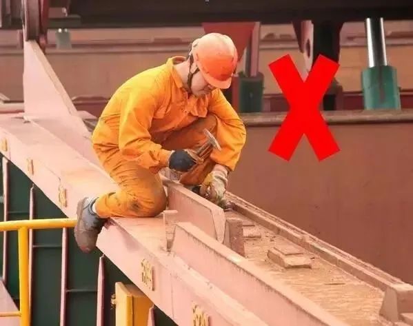  曾有二副看吃水落水遇难——高空、舷外作业，做好防护很重要！,