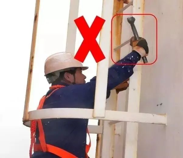  曾有二副看吃水落水遇难——高空、舷外作业，做好防护很重要！,